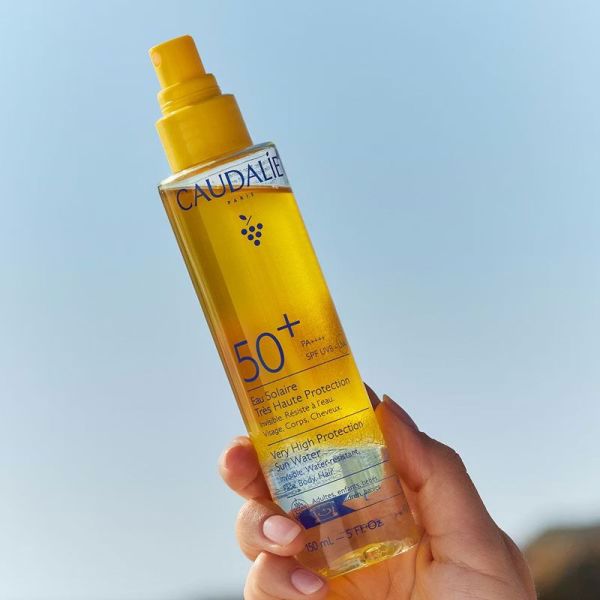 Eau Solaire Très Haute Protection SPF50+ invisble, résiste à l'eau, visage, corps & cheveux (150 ml)
